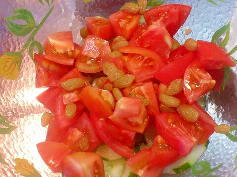 トマトときゅうり＆グリーンレーズンのサラダ